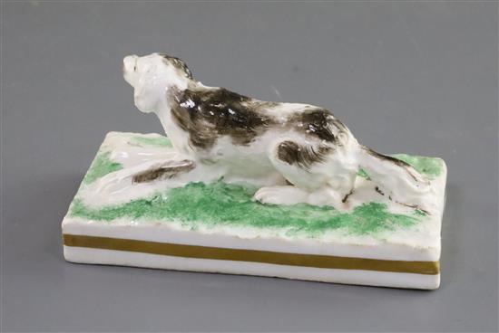 A Rockingham porcelain figure of a recumbent setter, c.1830, L. 10.9cm